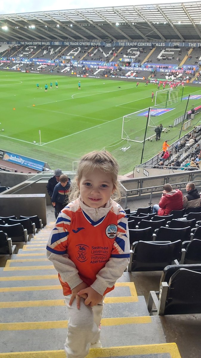 JonnyReesx's tweet photo. So she finally got to see a proper home game, was deffo worth the 5 1/2 hour drive back to Preston in the fog https://t.co/D8lv09ACuV