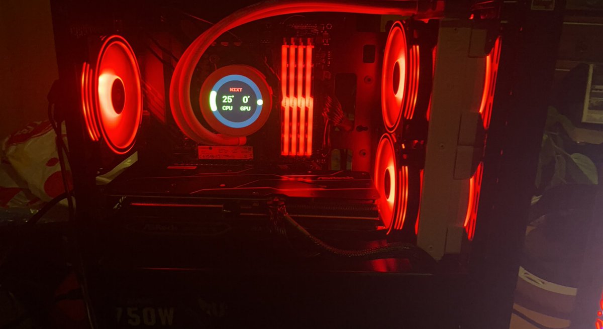 Hyperfps02's tweet image. Never ever thought I would be here with the pc of my dreams but y’all I’ve done it. Now to put it to good use hehehehe