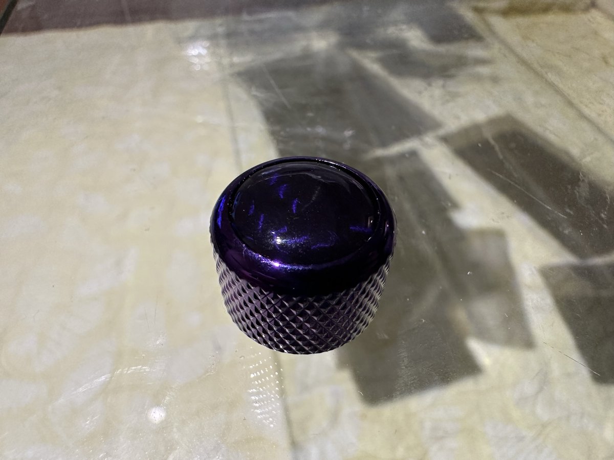 anubisakisan's tweet photo. カーボン君用のパネル類とボリュームノブのトップのヤツが、キャンディパープルに塗装されて禅さんちより帰宅しました。いつもながらの出来栄えに感謝と共にうっとりです。　#purple #combatguitars #30fret #紫 #パープル #カスタムギター #協和技研 #ZWORK  #purpleguitar #sumimaru #carbonguitar https://t.co/n1KBdVZtOK