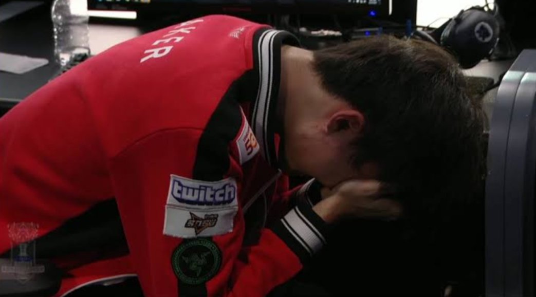 ngel61737394's tweet photo. En un lado tenemos a faker año 2017 y por el otro a keria en 2022 y en ambos casos yo llore con ellos,solo pido que dejen este equipo un año más 😔

#Worlds2022 
#Faker https://t.co/G60ahowEf5
