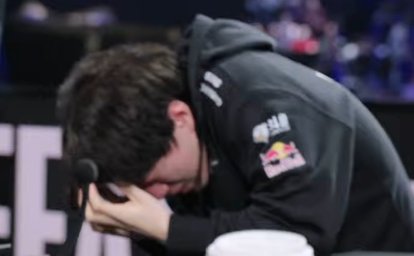 ngel61737394's tweet photo. En un lado tenemos a faker año 2017 y por el otro a keria en 2022 y en ambos casos yo llore con ellos,solo pido que dejen este equipo un año más 😔

#Worlds2022 
#Faker https://t.co/G60ahowEf5