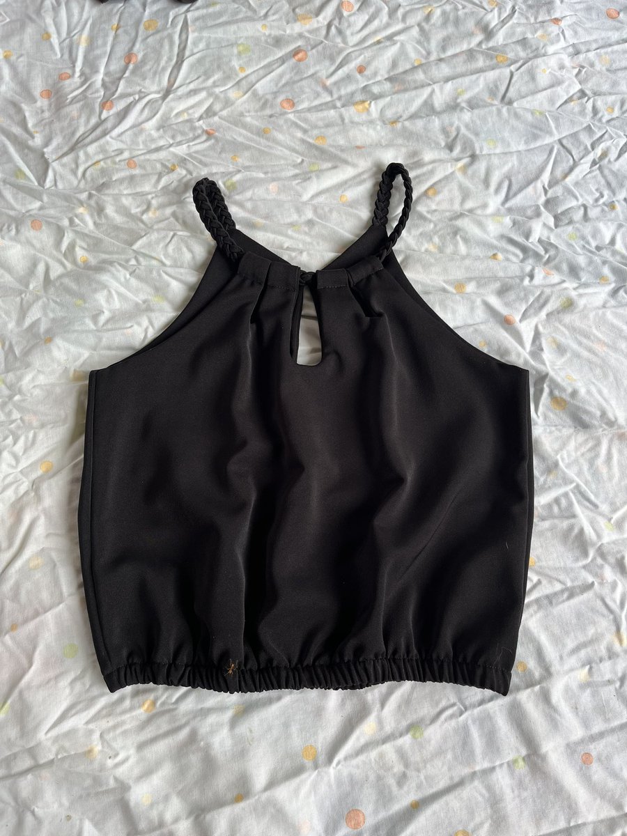 เสื้อครอป เสื้อสายเดี่ยว ราคา 30 บาท ค่าส่ง 30 บาท ตัวต่อไป 5 บาท #ส่งต่อเสื้อผ้ามือ2 #ส่งต่อกระเป๋า