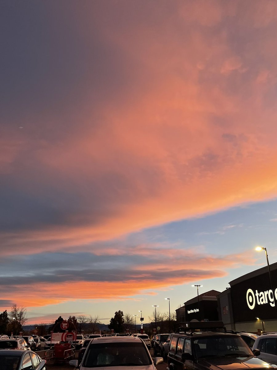 goavs925's tweet photo. Pretty cool sunset from the Littleton Target parking lot this evening! Spawn 1 and 2 were unimpressed. #cloudsarecool #mothernature #coloradosunsets https://t.co/XjExAFdhf9