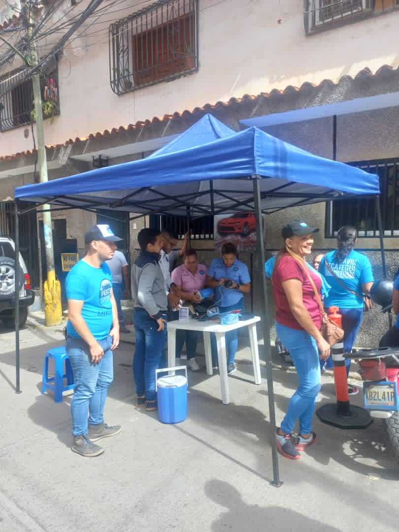 manuelrvzla's tweet photo. Gran #recorrido en el municipio sucre de nuestro líder @DavidUzcategui acompañado de todo un equipo articulado en pro de conseguir en cambio en Venezuela tan anhelado por todos.
@RosirisToroLeg @josepachecosuc @HayberF @WilliamsBarros7 @fvmunsucre @fuerzavmiranda @lafuerzavecinal https://t.co/scKRzMdb9G