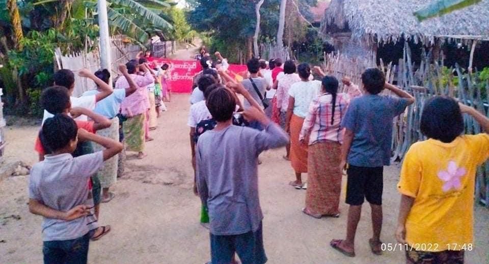NantEiThandar's tweet photo. Local residents from a village of #Yinmarbin Twp, #Sagaing staged a strike to drive out the #MilitaryDictatorship last evening.

#2022Nov6Coup                   
#HelpMyanmarIDPs           
#WhatsHappeningInMyanmar https://t.co/KuFoauRwpY