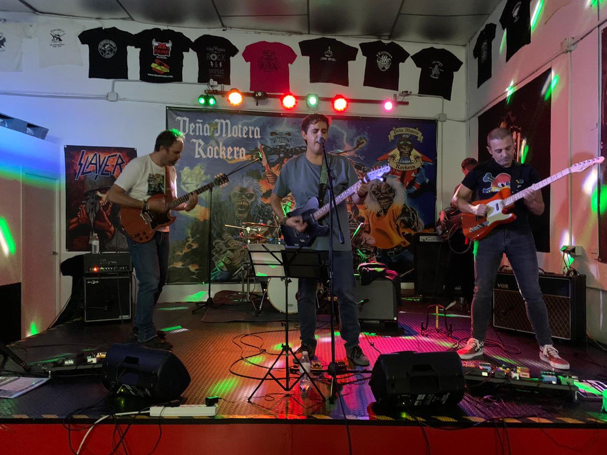 dameduton's tweet photo. Gran concierto anoche en la Peña Motera &amp; Rockera! Gracias a todos! 🤘🎸😎 https://t.co/TEXFazIpud