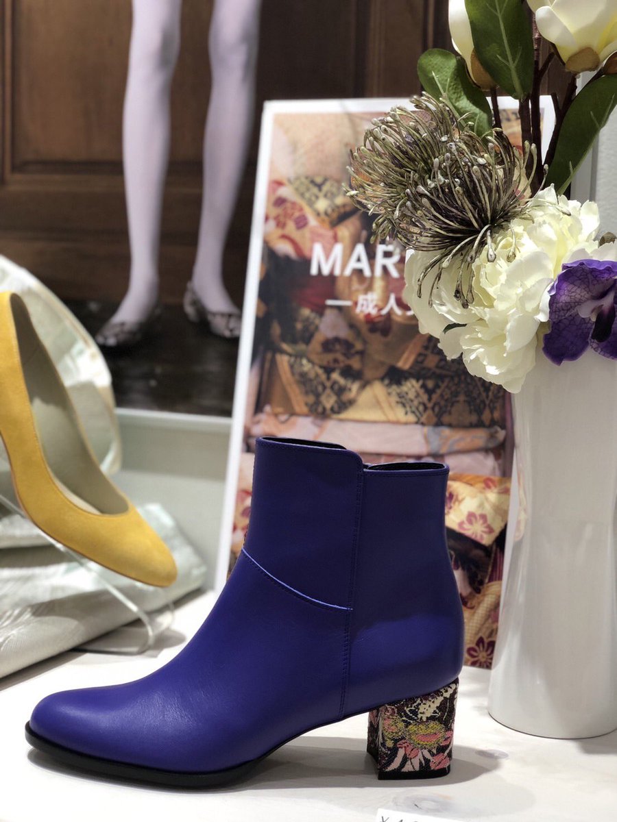 FukuokaMarnon's tweet image. MARNONではこんな素敵なディスプレイを見る事も出来ます👠✨✨

成人式の振袖や卒業式の袴にご自分だけのブーツいかがですか💜？

#MARNON #マルノン　#ラシック福岡天神　#福岡三越　#セミオーダーシューズ　 #小さいサイズ　#大きいサイズ #足元コーデ #shoes #革靴 #靴好き #福岡成人式 #袴コーデ