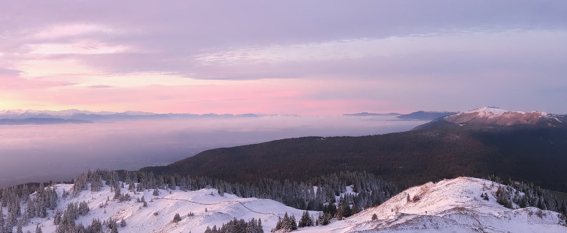 meteosuisse's tweet image. Magnifique vue depuis les sommets enneigés du #Jura entre la couche de #stratus sur le Plateau et les #altocumulus en dessus. Ces derniers nous offrent des belles couleurs au lever du soleil. Bon dimanche! Photos: webcam de la Dôle et vue depuis la salle de prévision à Genève.