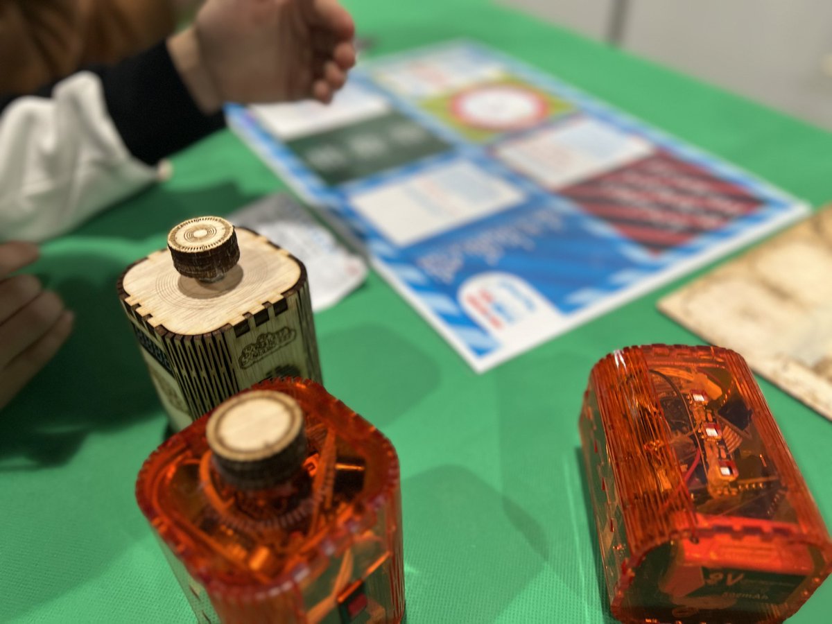 donnomomo's tweet photo. #spellenspektakel in de jaarbeurs Utrecht gaat vandaag zijn tweede dag in. Ik sta er om mijn electronische #DIY #escaperoom bouwkits te laten zien en om mee te spelen.
Samen met #escapeVRoom #storytelling workshop die we geven op scholen.
Speel ook de mini voorbeeld escaperoom https://t.co/WqFbJLOCOm