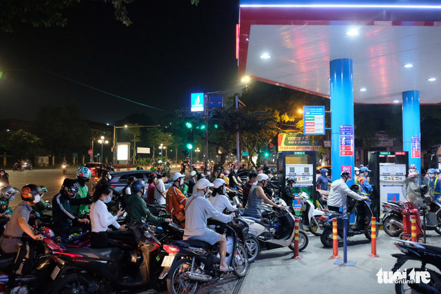 ngahpham's tweet photo. Petrol shortage led to long queues at petrol stations in Hanoi and HCMC. Authorities insist it’s only temporary but this has been going on for days. Some people started selling petrol bottles by the roadside (pic 2). Photos by Tuoi Tre https://t.co/dX5w1Nsba0