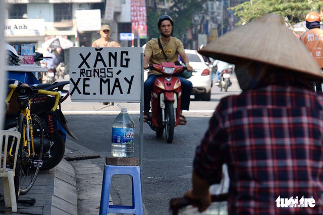 ngahpham's tweet photo. Petrol shortage led to long queues at petrol stations in Hanoi and HCMC. Authorities insist it’s only temporary but this has been going on for days. Some people started selling petrol bottles by the roadside (pic 2). Photos by Tuoi Tre https://t.co/dX5w1Nsba0