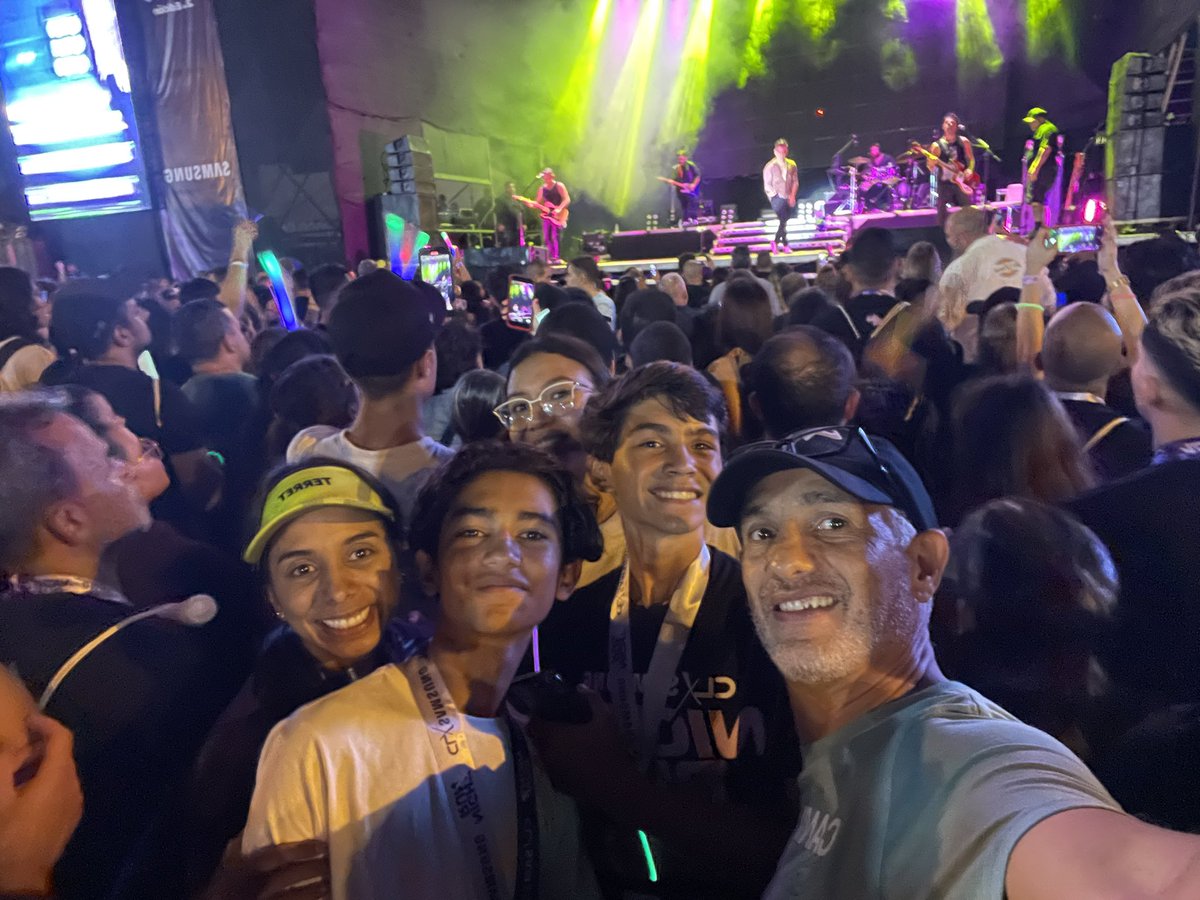 jlramires's tweet photo. Samsung Night Run… con @CDCrock #running #correr #YoElegiCorrer #nike #NRC #nikeruning #7k https://t.co/3xy3DWNC6C
