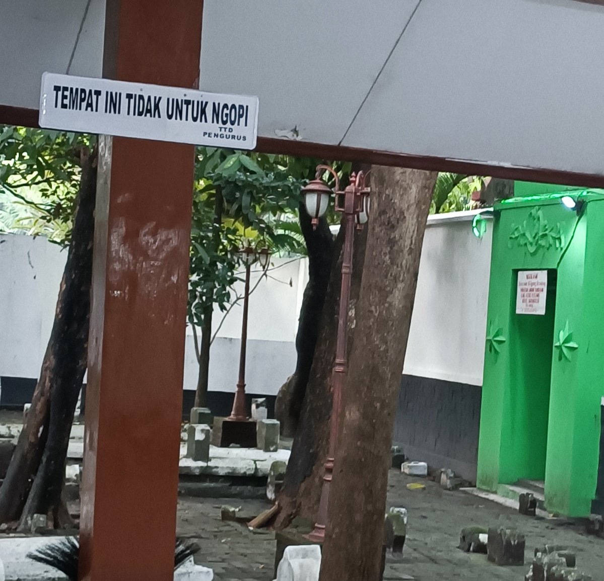 Mau ngajak ngopi tapi gak boleh disini. Geser kemana enaknya ya?