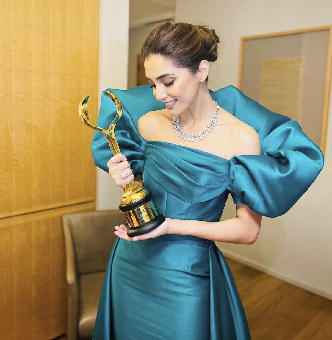 This one's for Pakistan: Maya Ali

Maya Ali looked breathtaking as she walked up to the stage at Distinctive International Arab Festivals Awards
(DIAFA) Friday night. The actor received an award for
'Pakistani Actress of the Year.'
#Mayaali #diafa