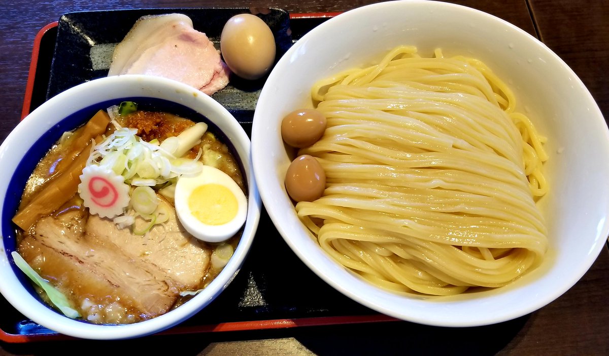 shigerugachi27's tweet photo. ★いつかの一杯★
#鎌ヶ谷 #製麺堂てつ
ぶたぶたつけめん(塩)

『満帆』岡さんと
既読スルー店主様
生存確認コラボ🤣

とんづけ❤の原点🐷

もう口ん中に
真っ裸の豚さんが
飛び込んでくる感じ😍

濃厚な出汁に
岡さん自家製麺を
浸し啜るとウメェー‼️

食べるか食べないかは
あなた次第ですm9^q^ https://t.co/ojWKnioeSx