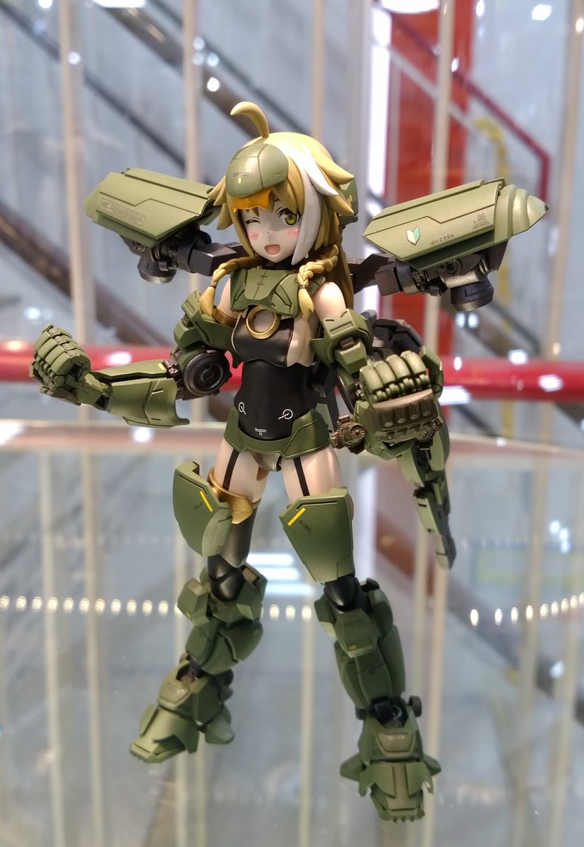 kf81010239's tweet photo. 本日アブロホロスの回収に伴い、『ブレーサー・フェニックス』を秋葉原のボークスに展示して頂きました。

近くにお立ち寄りの際は是非ご覧ください。 https://t.co/j58qU3wJiX