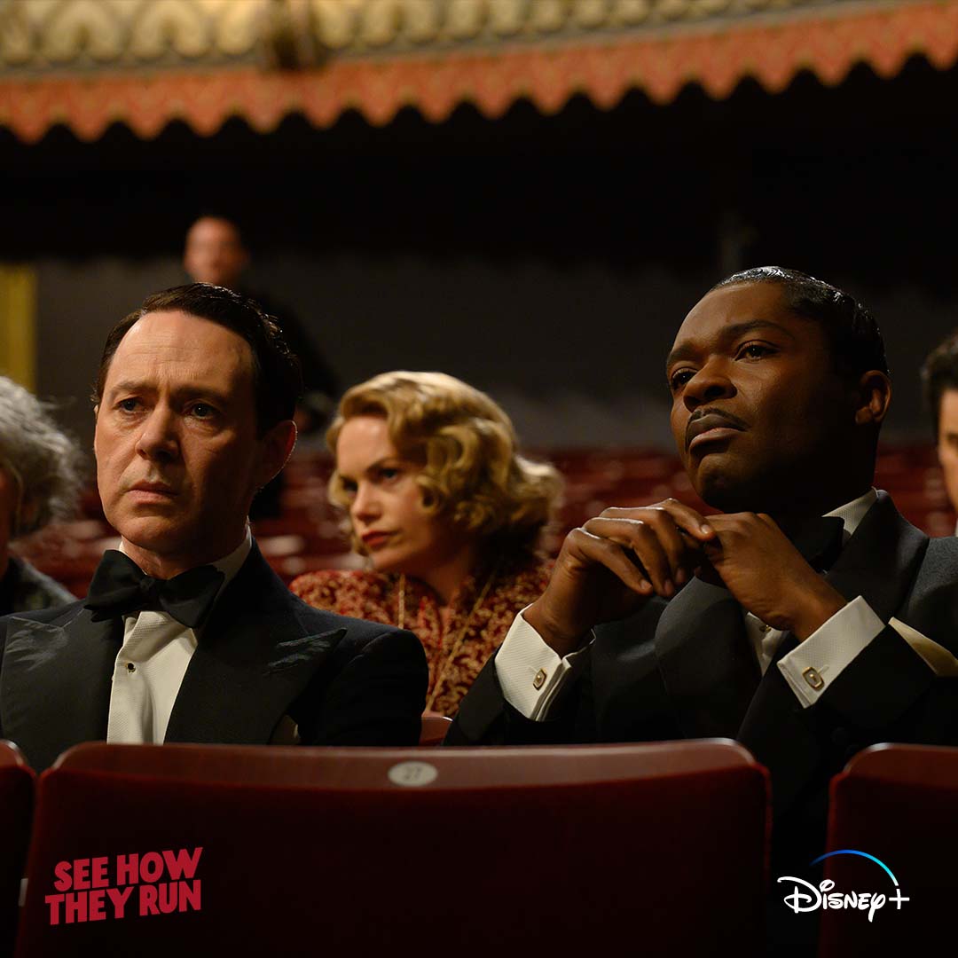 20thCenturyNL's tweet image. VERRASSING! De nieuwe film #SeeHowTheyRun met Saoirse Ronan, Sam Rockwell en veel meer, is NU TE STREAMEN op #DisneyPlus. 🔍