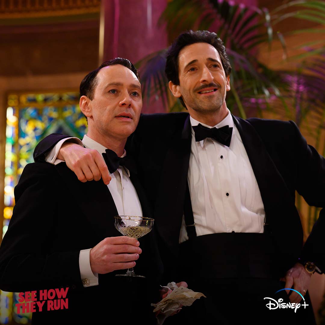 DisneyPlusNL's tweet image. VERRASSING! De nieuwe film #SeeHowTheyRun met Saoirse Ronan, Sam Rockwell en veel meer, is NU TE STREAMEN op #DisneyPlus. 🔍