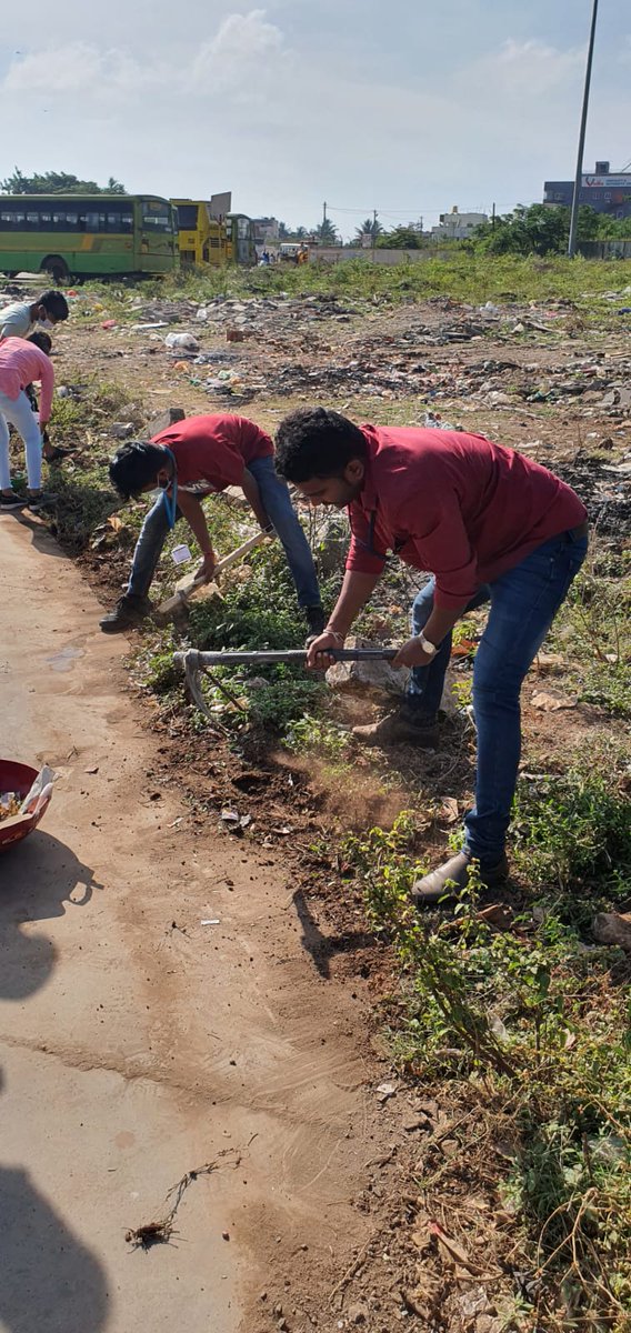nssrdbangalore's tweet photo. KLEIT NSS CELL conducted Swachh Bharat abhiyan activity at New Bus stand Gokul road https://t.co/4zQnmvp8Kp the presence of Divisional collector, Assistant Divisional Collector and other KSRTC employees. @ianuragthakur
#NSSCELL #KLEIT @YASMinistry @_NSSIndia @pankajsinghips https://t.co/R9ShCxo4tY