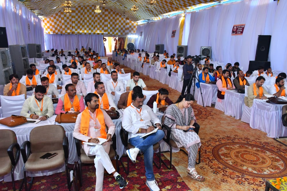 vaibhavpawarmp's tweet photo. सिवनी में @MPBJYM के दो दिवसीय #प्रदेश_प्रशिक्षण_वर्ग के दूसरे दिन सातवें व आठवें सत्र में क्रमशः भाजपा शिक्षक प्रकोष्ठ के प्रदेश सह संयोजक श्री प्रदीप श्रीवास्तव जी ने व्यक्तित्व विकास व भाजपा प्रदेश कार्यसमिति सदस्य श्री दीपक सिंह जी ने विचार परिवार के विषयो पर उद्बोधन दिया। https://t.co/aoFBoLu4jA