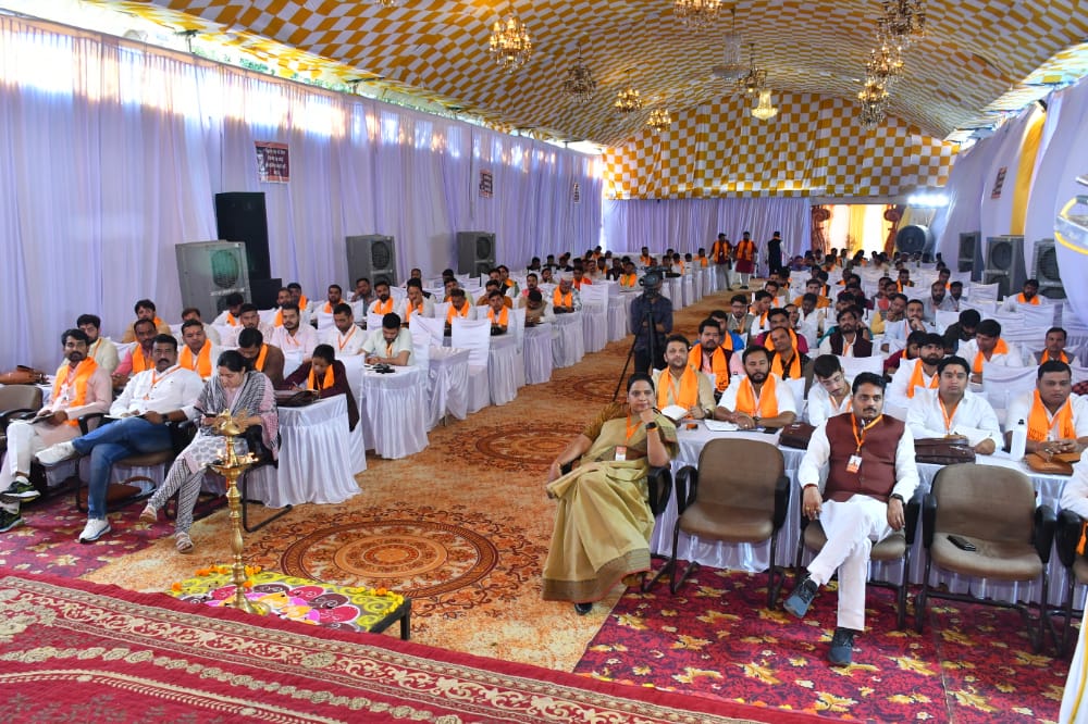 vaibhavpawarmp's tweet photo. सिवनी में @MPBJYM के दो दिवसीय #प्रदेश_प्रशिक्षण_वर्ग के दूसरे दिन सातवें व आठवें सत्र में क्रमशः भाजपा शिक्षक प्रकोष्ठ के प्रदेश सह संयोजक श्री प्रदीप श्रीवास्तव जी ने व्यक्तित्व विकास व भाजपा प्रदेश कार्यसमिति सदस्य श्री दीपक सिंह जी ने विचार परिवार के विषयो पर उद्बोधन दिया। https://t.co/aoFBoLu4jA