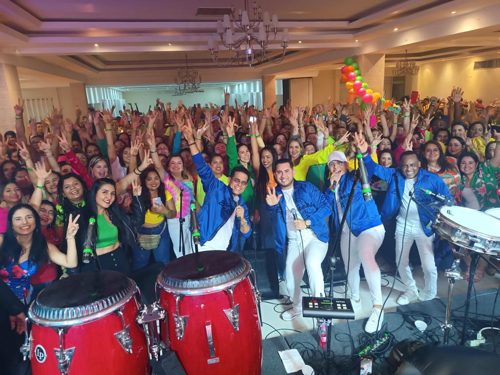 Primero de la noche, Fiesta de Empleados de Colsánitas. #YSeguimosBateandoDeHomeRun