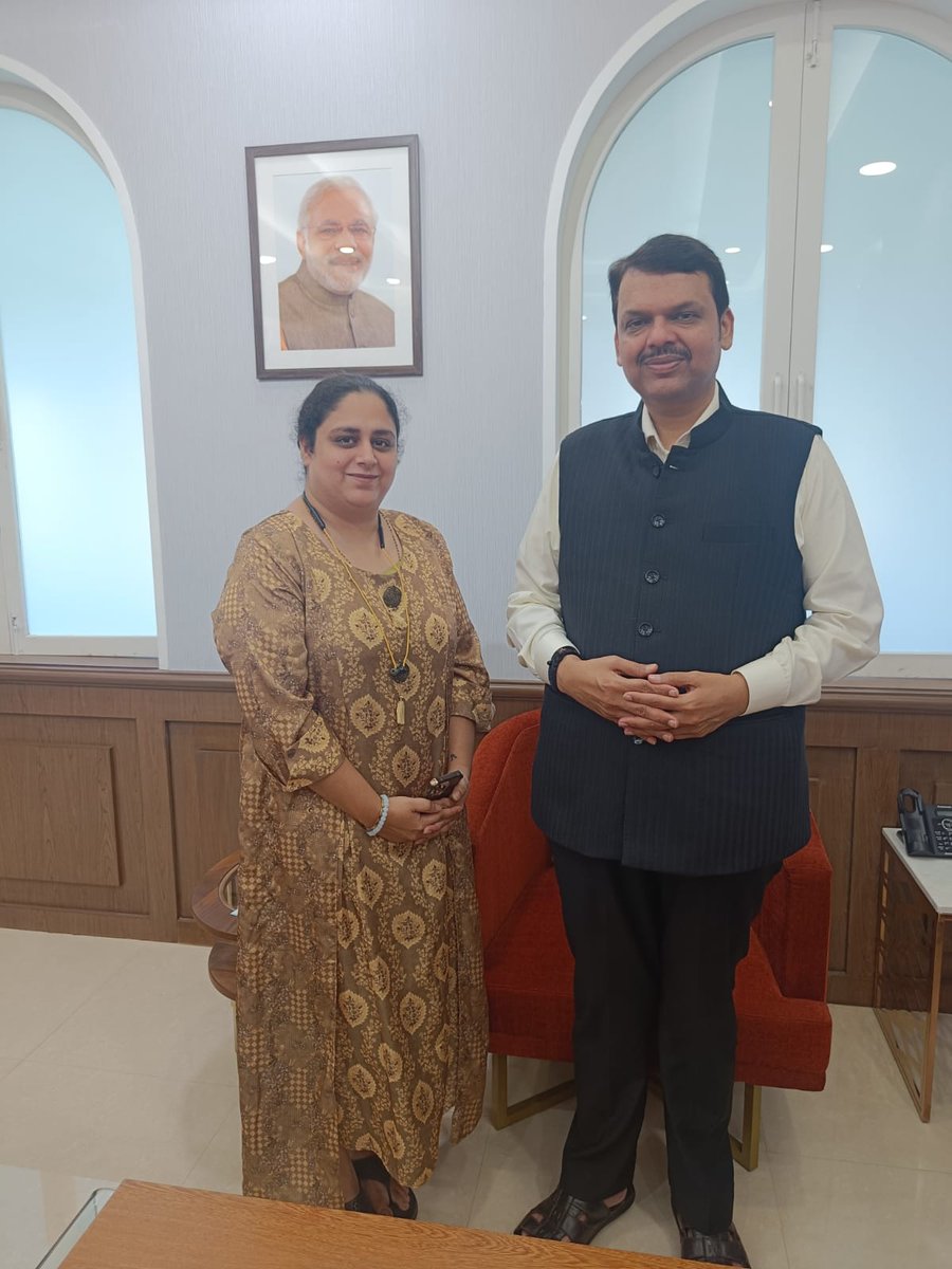 AthBhakti's tweet photo. अथ की निदेशक अपूर्वा बजाज की महाराष्ट्र के उपमुख्यमंत्री माननीय श्री देवेंद्र फडणवीस जी के साथ मुलाकात।🙏🏻🙏🏻

@Dev_Fadnavis #ath #athentertainment #athbhakti #maharashtra #mumbai #celebrity #politics #devendrafadnavis #ApoorvaBajaj #meeting #meet #meetandgreet #Twitter https://t.co/0U1JgGoKbW