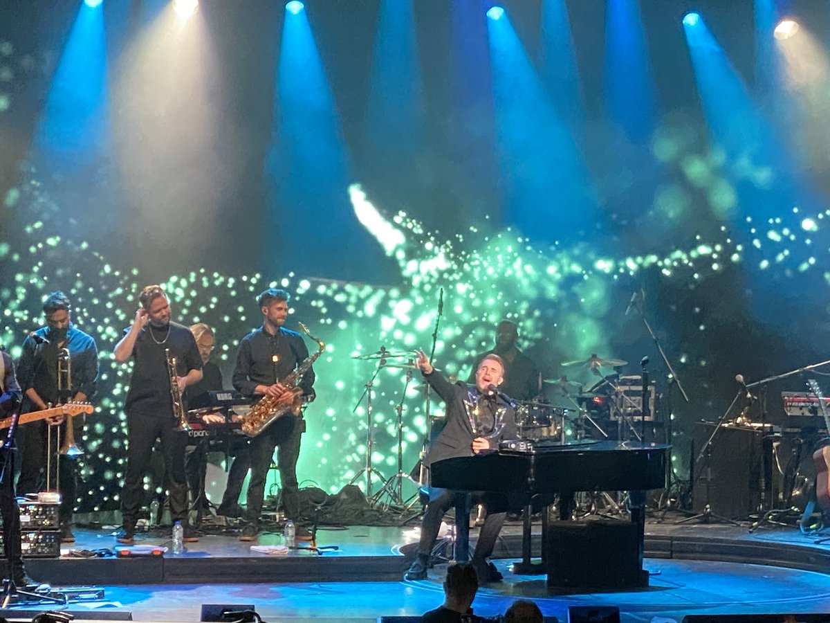 CeliaRosalyn's tweet image. What a night on board Iona ! The show was fabulous was so happy to have won a ticket to see this amazing show #GaryOnBoard @pandocruises @GaryBarlow #Barcelona