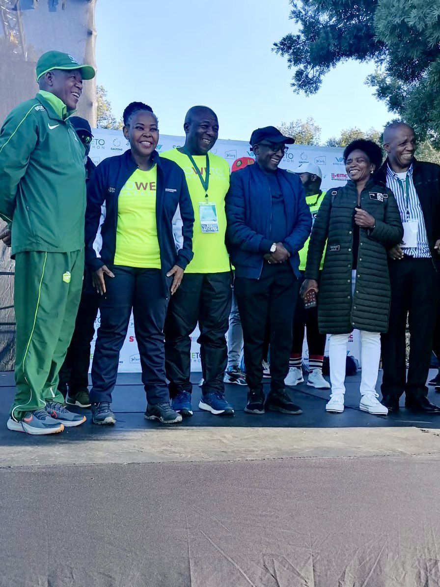 GautengSACR's tweet photo. MEC @Morakane_ kickstarted the People’s Race at the crack of dawn this morning and wished all runners well at FNB Stadium. In it’s 27th edition this year, the #SowetoMarathon has welcomed more than 20 000 participants for the 10km, 21km and 42km race.

#GrowingGautengTogether https://t.co/D00eCyRz8M