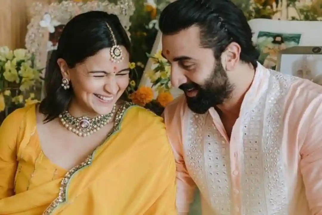 MelangeExpress's tweet photo. @aliaa08 and Ranbir Kapoor are finally 'mumma and papa'. The couple welcomed a baby girl on Sunday morning.#AliaBhatt #RanbirKapoor https://t.co/ph2wPYSWQP