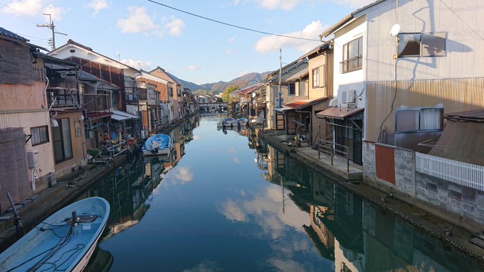 よさげなロケーションがあると聞いて少し寄り道
水辺での生活を感じさせる町の造りと
水面に空が映り込んでおぉ〜ってなった 
