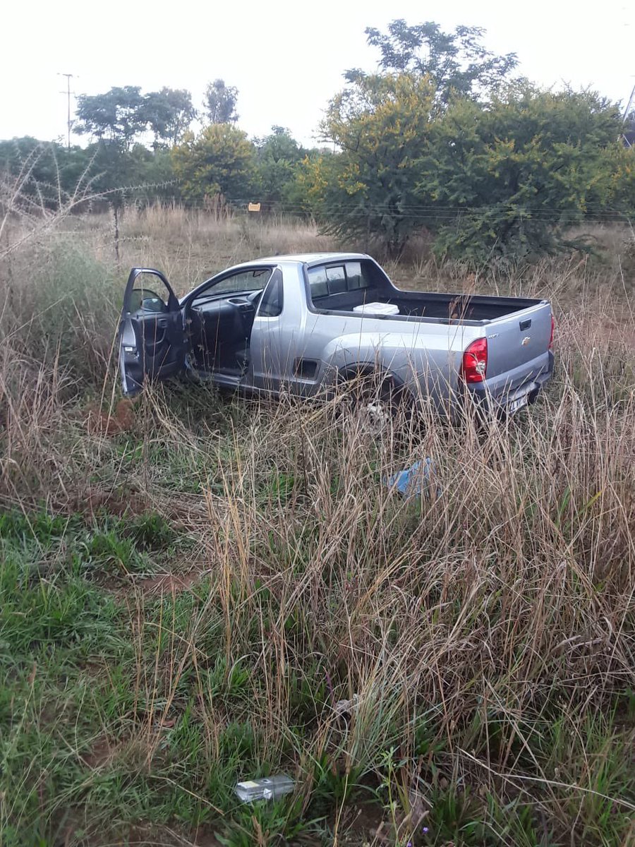 Abramjee's tweet photo. This bakkie has been found abandoned near Wierda Road, Centurion. There are spots of blood inside. https://t.co/BTERPoDmRk