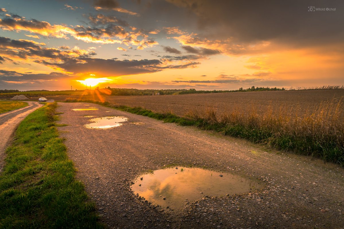 WitekOchal's tweet photo. Brakowało mi takich warunków. Jednak kolorowy #zachódsłońca to jest to, co lubię najbardziej fotografować. A #dziurawadroga z dziurami wypełnionymi wodą może okazać się całkiem ciekawym tematem 😉
https://t.co/6AajlBvYsP https://t.co/ua0ISzrt4z