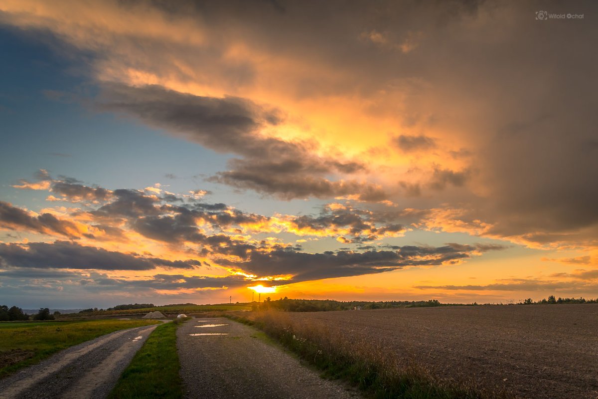 WitekOchal's tweet photo. Brakowało mi takich warunków. Jednak kolorowy #zachódsłońca to jest to, co lubię najbardziej fotografować. A #dziurawadroga z dziurami wypełnionymi wodą może okazać się całkiem ciekawym tematem 😉
https://t.co/6AajlBvYsP https://t.co/ua0ISzrt4z