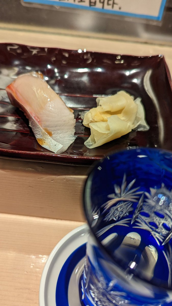 nyoroder's tweet photo. 昨日の晩も寿司だったけど、空港でまた寿司食べてるし、これから飛行機乗るのに日本酒呑んでる。
まぐろとヒラメ、勘八、酒は龍勢。
#五十七番寿司 https://t.co/C1YQAN0Sna
