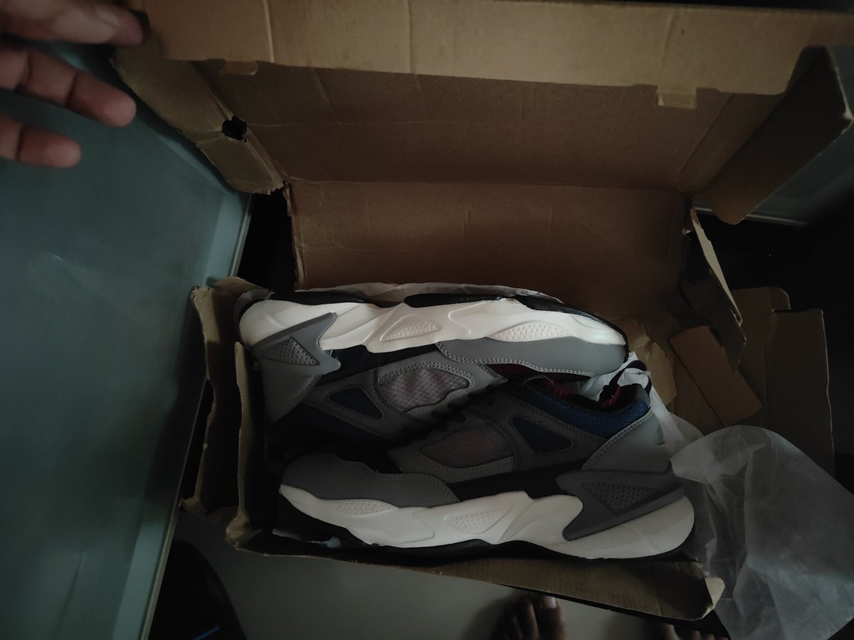 toaops's tweet photo. See the proof they don't even deliver shoes on their original box! https://t.co/Sm7NPEtQgx