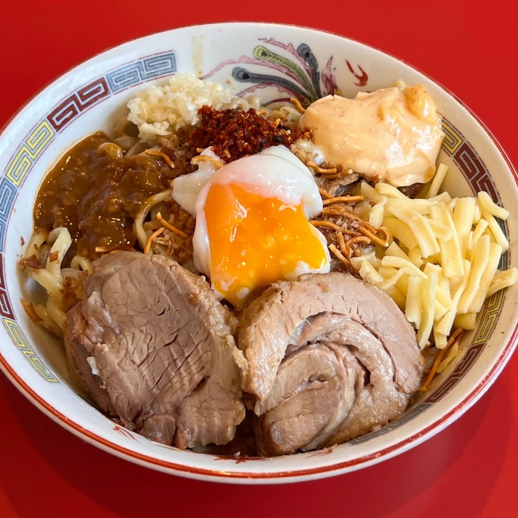 大つけ麺博Presents 世界一美味いラーメン祭は 夜9時まで営業！！ まだまだ提供出来ます！！ 六厘舎×王道家は 1時間待ちです。 全店高速回転中 https://t.co/sytZmiG8QT