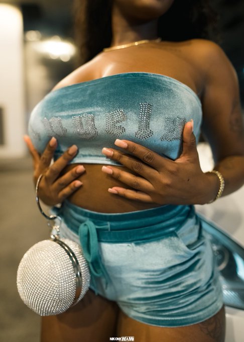 2 pic. if you don’t eat my ass… imma beat yo ass ? https://t.co/rBqlHaMKEl