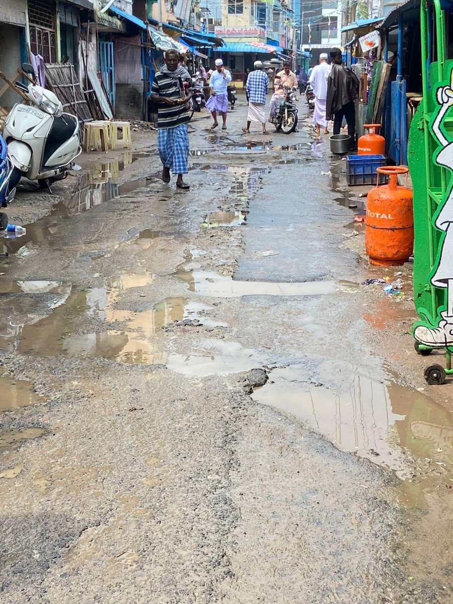 sulaiman_ngr's tweet image. தென்னிந்தியாவின் மிக முக்கிய ஸ்தலமான நாகூர் தர்காவை ஒட்டி உள்ள தெருக்களின் அவல நிலை. உள்ளூர் -வெளியூர் மக்கள், யாத்ரீகர்கள், வியாபாரிகள், மிகவும் சிரம்படுகின்றனர்.
நாகை நகராட்சி உரிய நடவடிக்கை எடுக்குமாறு மிக தாழ்மையுடன் கேட்டு கொள்கின்றேன்.
@aloor_ShaNavas @Collector_NGT