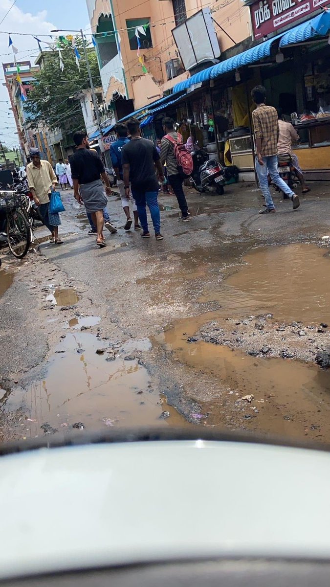 sulaiman_ngr's tweet image. தென்னிந்தியாவின் மிக முக்கிய ஸ்தலமான நாகூர் தர்காவை ஒட்டி உள்ள தெருக்களின் அவல நிலை. உள்ளூர் -வெளியூர் மக்கள், யாத்ரீகர்கள், வியாபாரிகள், மிகவும் சிரம்படுகின்றனர்.
நாகை நகராட்சி உரிய நடவடிக்கை எடுக்குமாறு மிக தாழ்மையுடன் கேட்டு கொள்கின்றேன்.
@aloor_ShaNavas @Collector_NGT