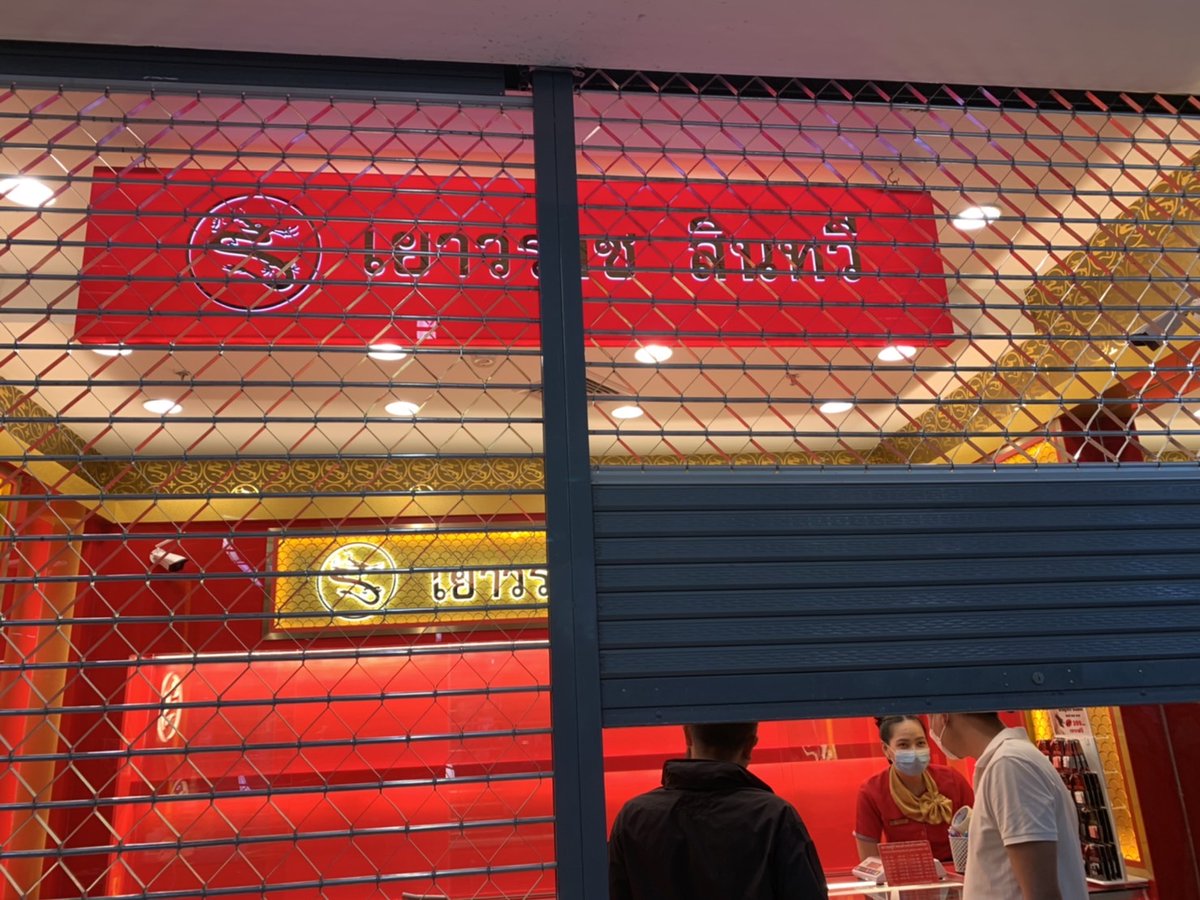 pleunpit_Ch9's tweet image. ตรัง​ เกิดเหตุคนร้ายชาย อายุราว 30 ปีทำทีขอเข้าซื้อทองแต่งสาวในห้างทองบิ๊กซีสาขาจังหวัดตรัง ก่อนลงมือฉกทองคำ พร้อมจับคนแก่และชายในร้านทองเป็นตัวประกัน โชคดีเหยื่อสะบัดตัวหลุดคนร้ายจึงหลบหนีล่าสุดตำรวจรีบแกะภาพจากกล้องวงจรปิดเพื่อติดตามตัวมาดำเนินคดี  @TNAMCOT