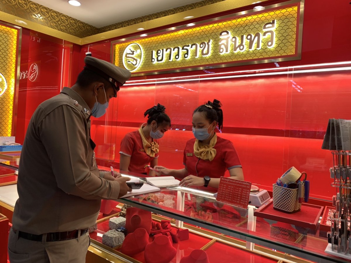 pleunpit_Ch9's tweet image. ตรัง​ เกิดเหตุคนร้ายชาย อายุราว 30 ปีทำทีขอเข้าซื้อทองแต่งสาวในห้างทองบิ๊กซีสาขาจังหวัดตรัง ก่อนลงมือฉกทองคำ พร้อมจับคนแก่และชายในร้านทองเป็นตัวประกัน โชคดีเหยื่อสะบัดตัวหลุดคนร้ายจึงหลบหนีล่าสุดตำรวจรีบแกะภาพจากกล้องวงจรปิดเพื่อติดตามตัวมาดำเนินคดี  @TNAMCOT