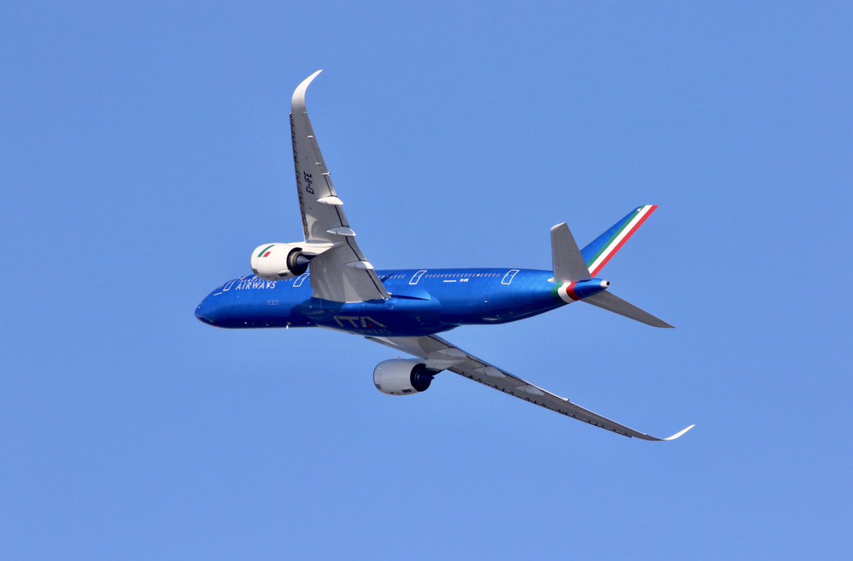 今日から羽田に就航のITA airways
地中海ブルーがステキ！
#ItaAirways 
#A350 
#羽田空港