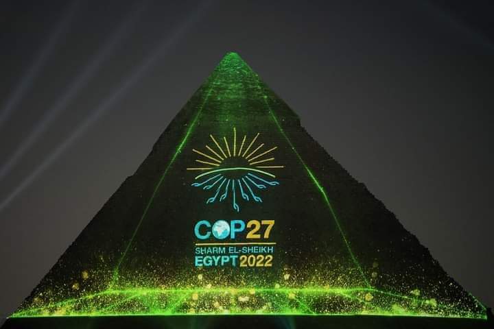 eslam_abdeen46's tweet photo. الأهرامات تتزين بـاللون الأخضر وشعار COP 27
قبل ساعات من انطلاق قمة المناخ بشرم الشيخ ❤️

Egypt lights up historic Pyramids in green for #COP27 🇪🇬
#COP27 https://t.co/6rBf1iQlTn