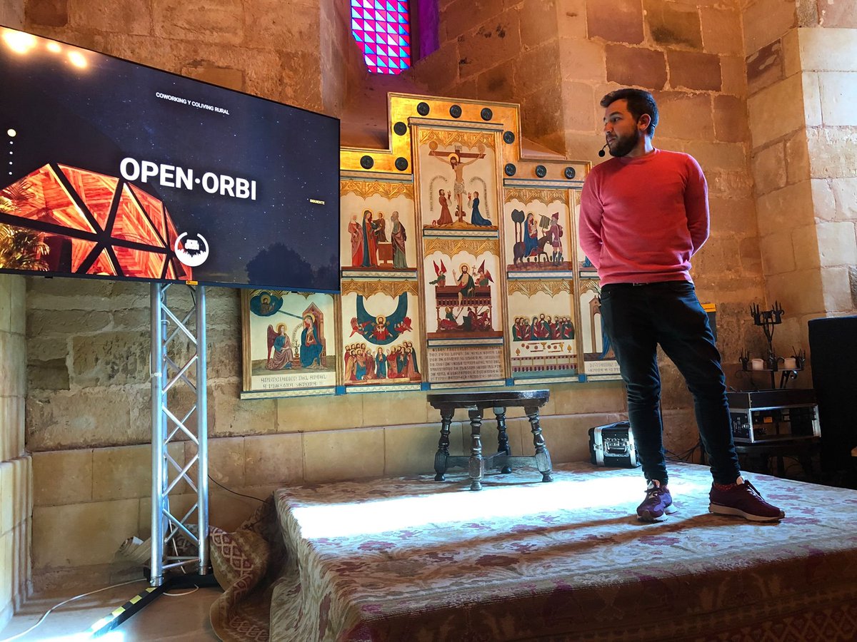 Carlos explica que @openorbi es un coliving y coworking rural. Un espacio donde construyen una comunidad entorno a gente que quiera construir proyectos y que puedan colaborar entre ellos. #ÁgoraPresura #Presura22