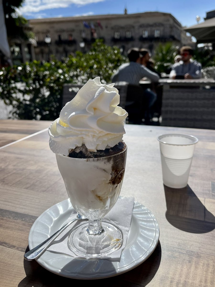 RobertoBoffi's tweet photo. La Sicilia è l’unico posto al mondo dove se ordini una granita al caffè con panna, la cameriera ti dice: “Come solo al caffè, non la vuole anche alle mandorle?” https://t.co/slakPOwcFQ