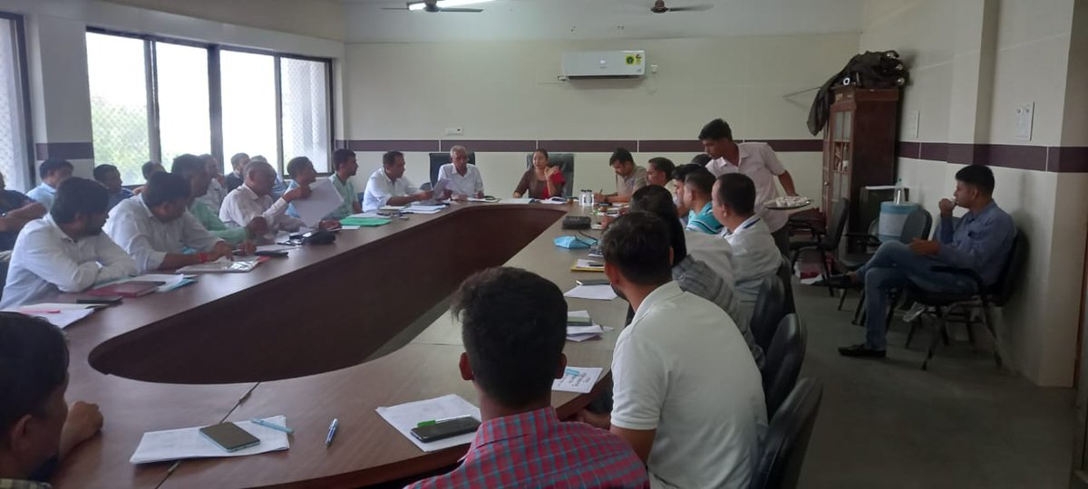 sdm_khambhat's tweet photo. Election preparations meeting with Zonal and assistance zonal, to guide them for recent ECI guidelines of Absentees voters ,web casting ,  #Election_2022 #108_khambhat @AnandElection @CEOGujarat @SpokespersonECI https://t.co/dppkr27l3y