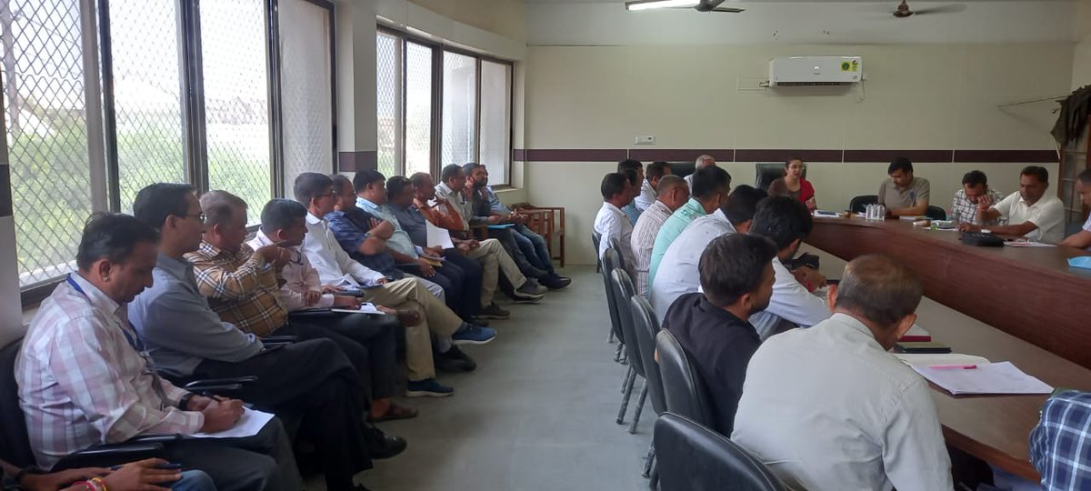 sdm_khambhat's tweet photo. Election preparations meeting with Zonal and assistance zonal, to guide them for recent ECI guidelines of Absentees voters ,web casting ,  #Election_2022 #108_khambhat @AnandElection @CEOGujarat @SpokespersonECI https://t.co/dppkr27l3y
