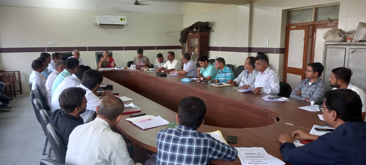 sdm_khambhat's tweet photo. Election preparations meeting with Zonal and assistance zonal, to guide them for recent ECI guidelines of Absentees voters ,web casting ,  #Election_2022 #108_khambhat @AnandElection @CEOGujarat @SpokespersonECI https://t.co/dppkr27l3y