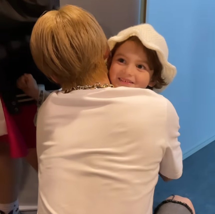 JJHLOOKS's tweet photo. jaehyun hugging mali 🥹🥹 https://t.co/8rVEsWrD5S